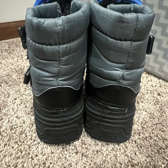 Toddler size 9 snow boots - Picture 5 of 8
